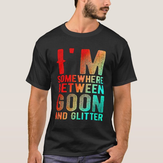 Camiseta Estou Em Algum Lugar Entre Goon E Glitter Engraçad (Frente)