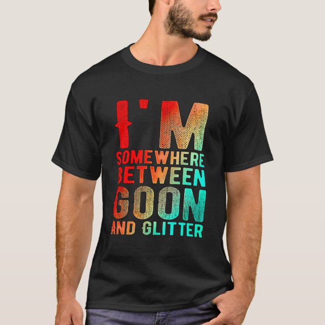 Camiseta Estou Em Algum Lugar Entre Goon E Glitter Engraçad (Frente)