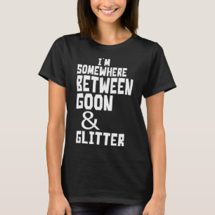 Camiseta Estou em algum lugar entre Goon e Glitter Humor