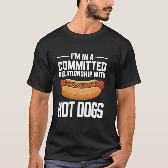 Camiseta Estou em um relacionamento comprometido com Hot Do (Frente)