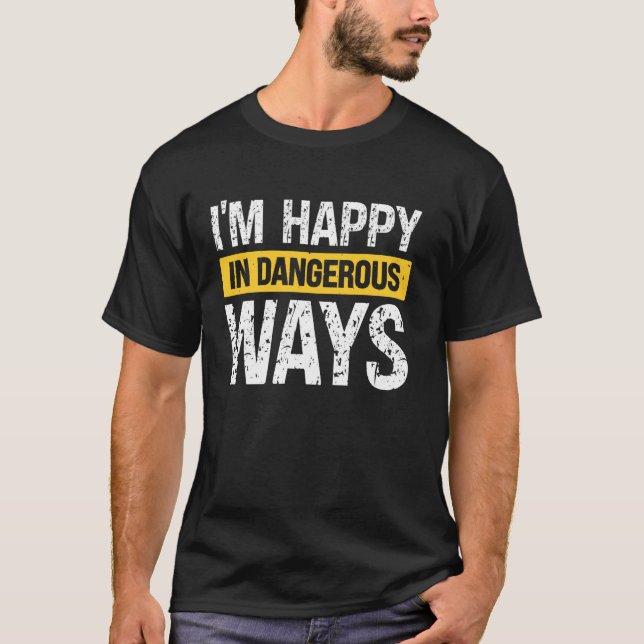 Camiseta Estou Feliz De Maneiras Perigosas (Frente)