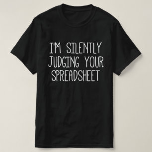 Camiseta ESTOU Julgando Silenciosamente Sua Planilha