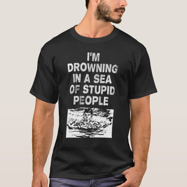 Camiseta Estou me afogando em um mar de Pessoas estúpidas S (Frente)