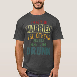 Camiseta Estou Me Casando Os Outros Estão Aqui Somente Para