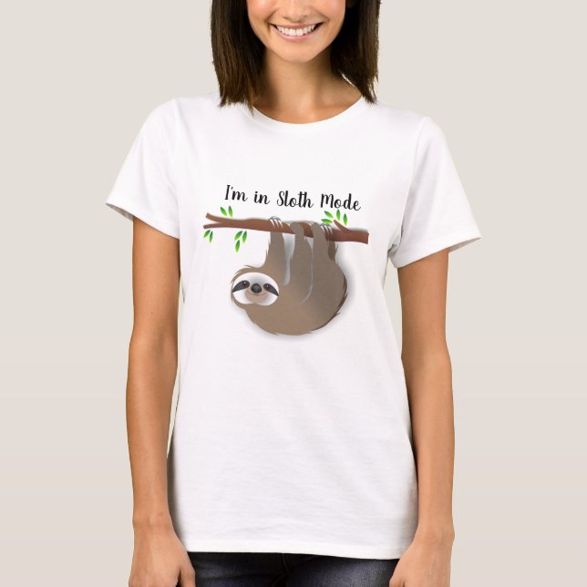 Camiseta "Estou no modo Lúcio", Brown Sloth no ramo de árvo (Frente)