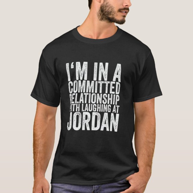 Camiseta Estou Num Relacionamento Comprometido Com Rir Às C (Frente)