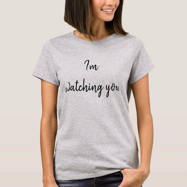 Camiseta Estou Observando Você Design Engraçado e Sarcástic (Frente)