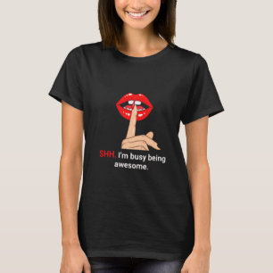 Camiseta Estou ocupado sendo incrível - Lábios vermelhos ne