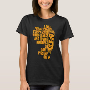Camiseta Estou Praticando Compaixão E Adorando