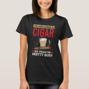 Camiseta Estou segurando um charuto, então estou Bonito ocu