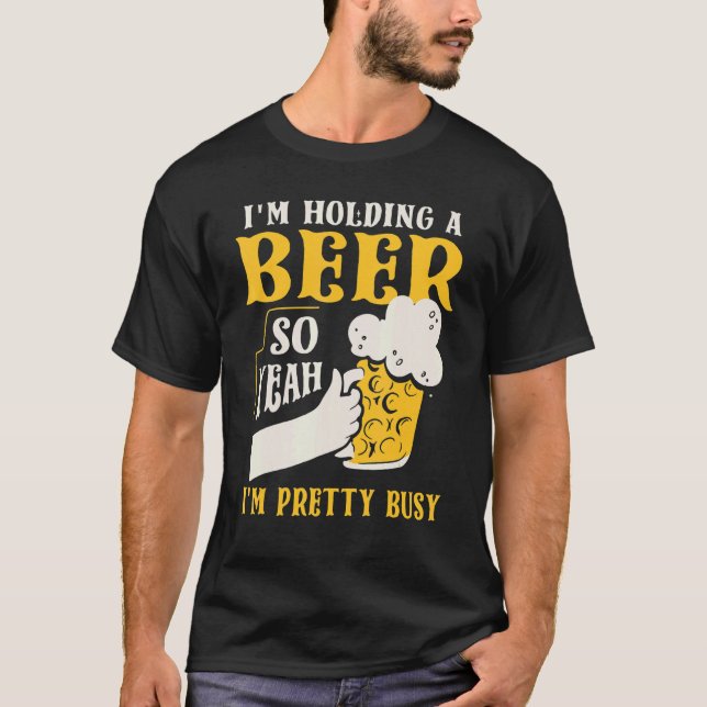 Camiseta Estou segurando uma cerveja, então estou Bonito oc (Frente)