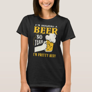 Camiseta Estou segurando uma cerveja, então estou Bonito oc