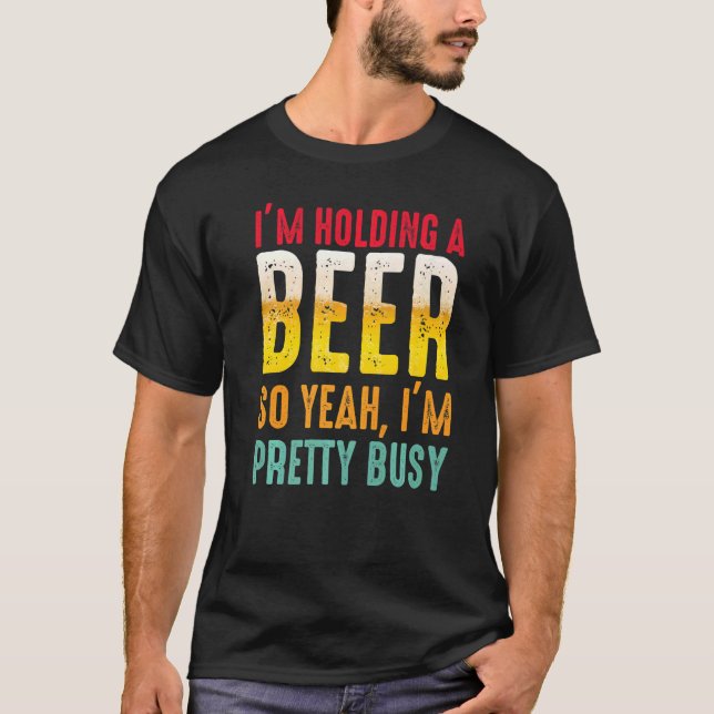 Camiseta Estou segurando uma cerveja, então estou Bonito oc (Frente)