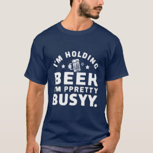 Camiseta Estou segurando uma cerveja, estou Bonito Ocupada 