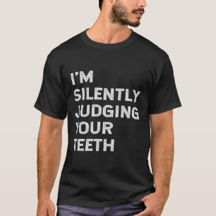 Camiseta Estou Silenciosamente A Julgá-Lo Dentista Engraçad