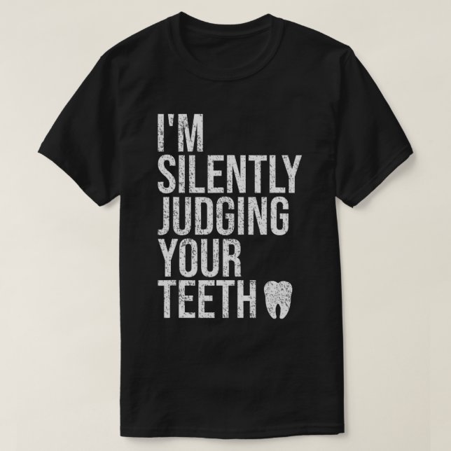 Camiseta Estou Silenciosamente a julgar os teus dentes Engr (Frente do Design)