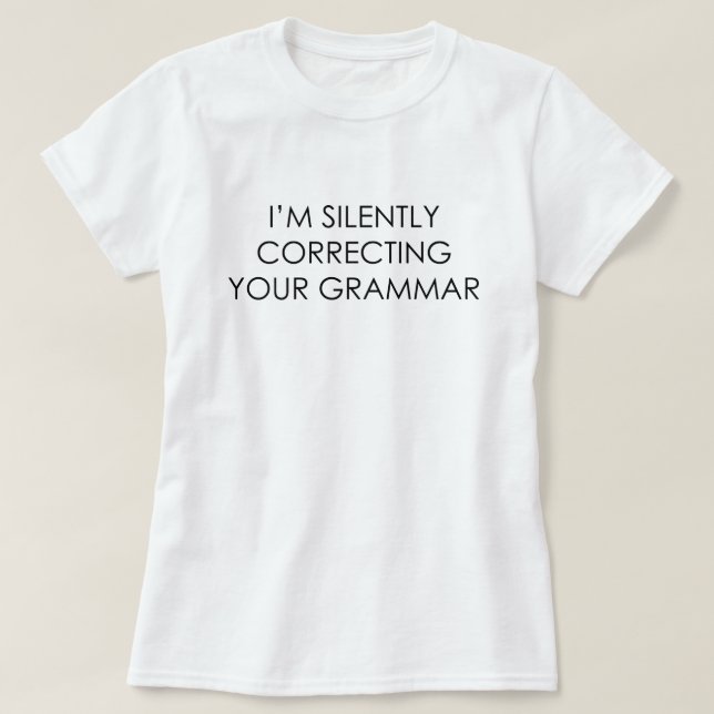 CAMISETA ESTOU SILENTEMENTE CORRIGINDO O SEU GRAMMAR (Frente do Design)