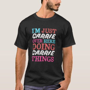 Camiseta Estou Só Carrie Por Aqui Fazendo Coisas de Carrie