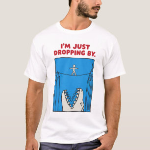 Camiseta Estou Só de Passagem - Trocadilho Divertido de Mon