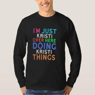 Camiseta Estou Só Kristi Aqui Fazendo Coisas de Kristi Kris