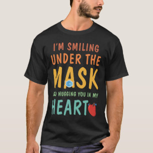 Camiseta Estou sorrindo debaixo da máscara e te abraçando e