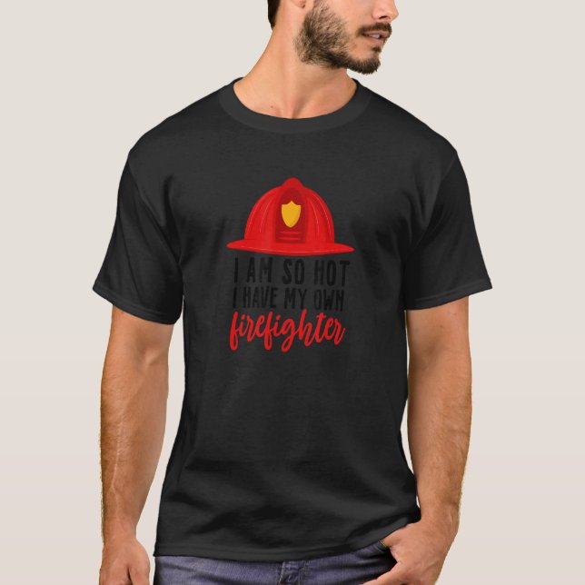 Camiseta Estou tão quente que tenho meu próprio bombeiro (Frente)