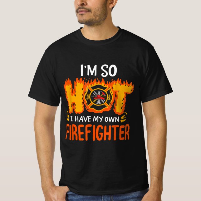 Camiseta Estou tão quente que tenho meu próprio bombeiro (Frente)