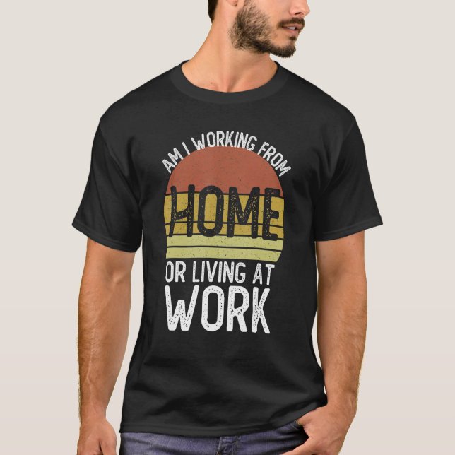 Camiseta Estou Trabalhando De Casa Ou Vivendo No Trabalho? (Frente)