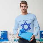 Camiseta Estrela de David 1<br><div class="desc">Camiseta básica de manga longa azul com uma imagem de uma estrela azul real de David e uma borda dupla azul real superior e inferior. Veja toda a coleção de Roupa Hanukkah na seção HOLIDAYS.</div>