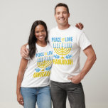 Camiseta Estrela Menorah de David Azul Amarelo Branco<br><div class="desc">Prepare-se para agitar seu estilo Hanukkah com nossa incrível camiseta com o tema Hanukkah! Esta camisa é sobre aquela vibração festiva, com uma vibrante Menorah e Estrela de David design que acenderá sua temporada de festas. E, para terminar, acrescentámos um travessão da tipografia moderna, dizendo "Paz, Amor, Chanucá" - porque...</div>