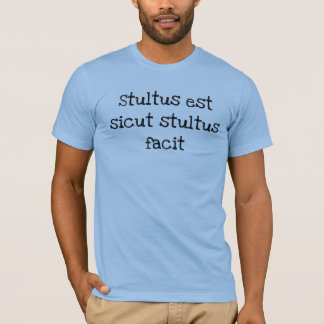 Camiseta Estúpido de Camisa-T da Frase Latina é tão estúpid