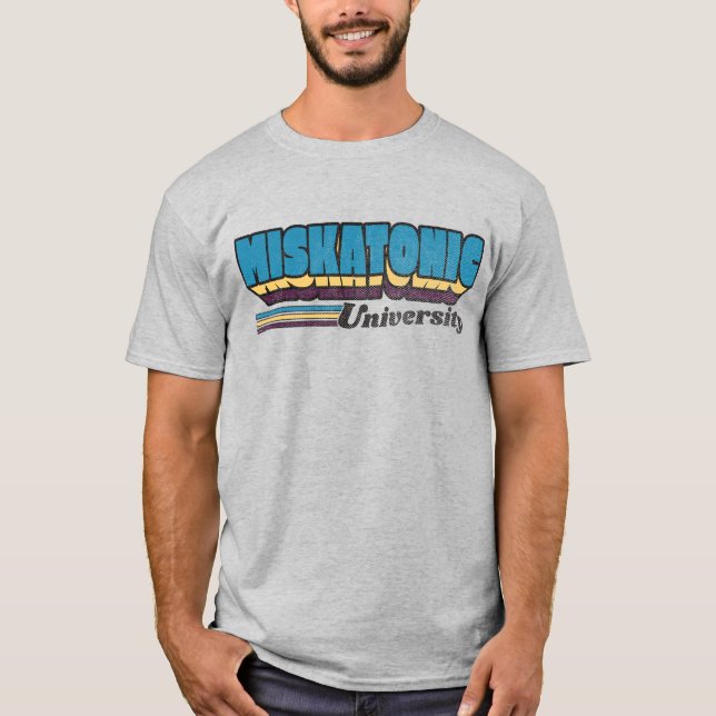 Camiseta Etiqueta de Retro da Universidade Miskatonic (Frente)