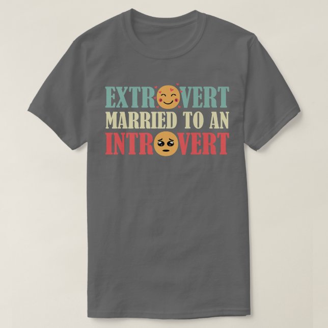 Camiseta Etrovert Casado Introduvert Felizmente Casado (Frente do Design)