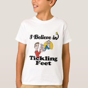 Camiseta eu acredito em fazer cócegas nos pés