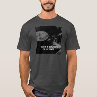 Camiseta Eu acredito em usar canções para dizer coisas.