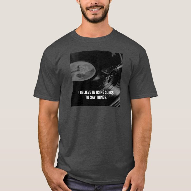 Camiseta Eu acredito em usar canções para dizer coisas. (Frente)