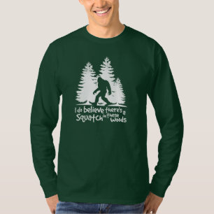 Camiseta Eu acredito que há um Squatch no T destas madeira