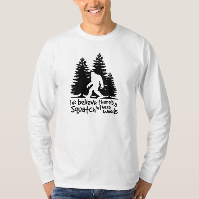 Camiseta Eu acredito que há um Squatch no T destas madeiras (Frente)