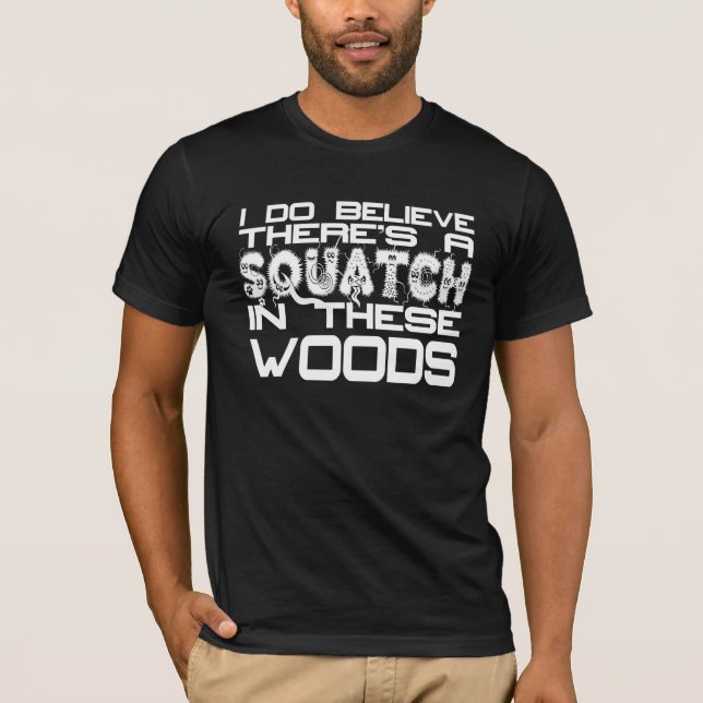 Camiseta Eu acredito que há um Squatch no T destas madeiras (Frente)
