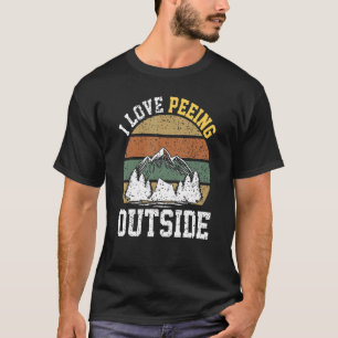 Camiseta Eu Adoro Fazer Xixi Lá Fora Do Acampamento.