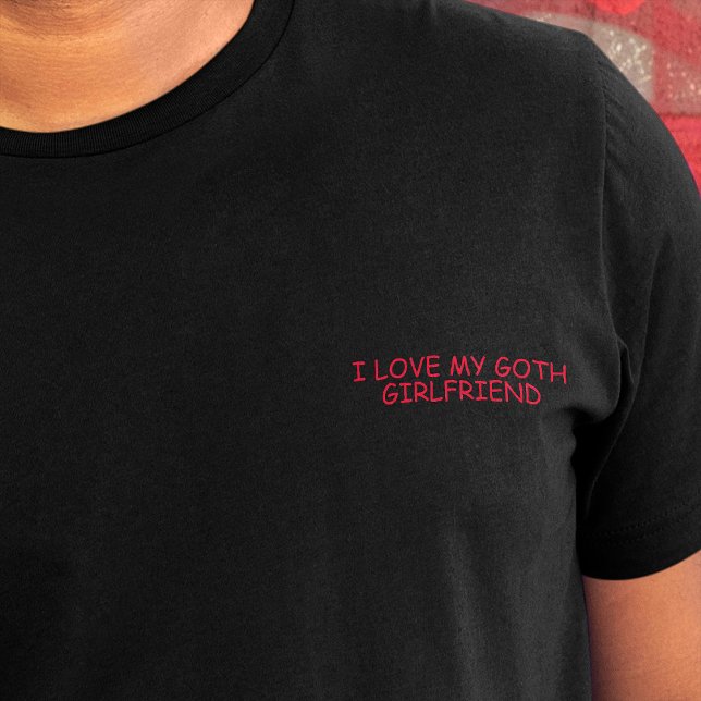 Camiseta Eu Adoro Meu Namorada Gótico Engraçado Slogan (I love my goth girlfriend slogan, in red comic sans font on crest area of shirt)