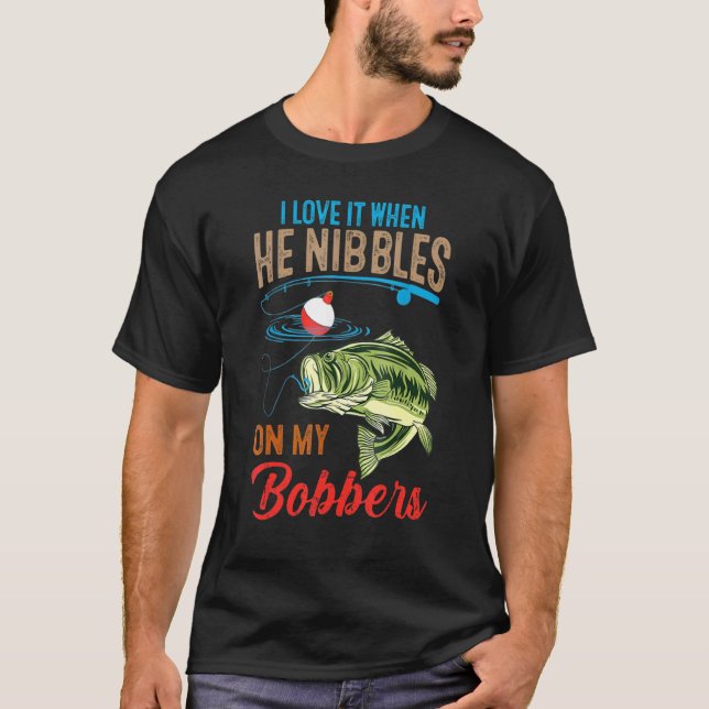 Camiseta Eu Adoro Quando Ele Morde Meus Flutuadores  Peixe- (Frente)