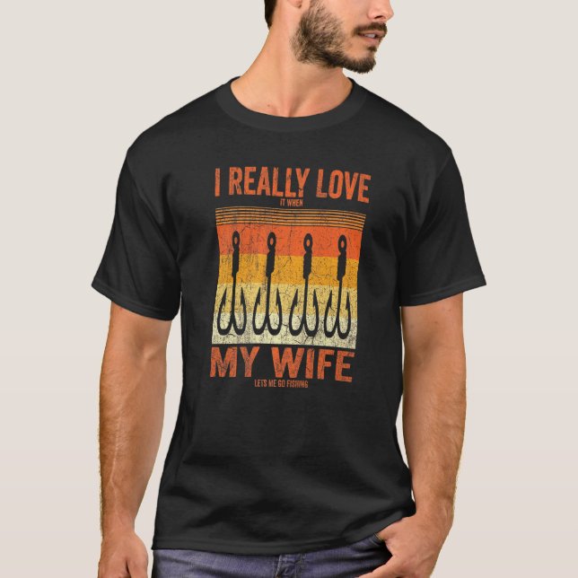 Camiseta Eu Adoro Quando Minha Esposa Me Deixa Pescar (Frente)