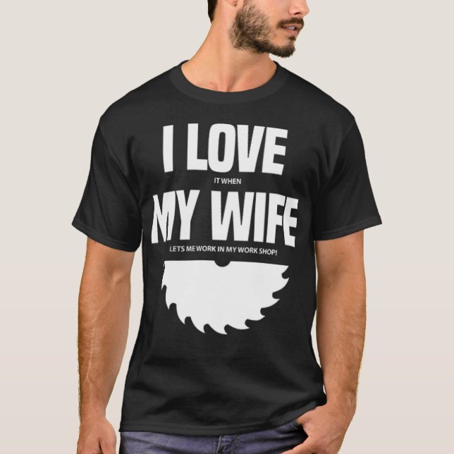 Camiseta Eu Adoro Quando Minha Esposa Me Deixa Trabalhar Em (Frente)