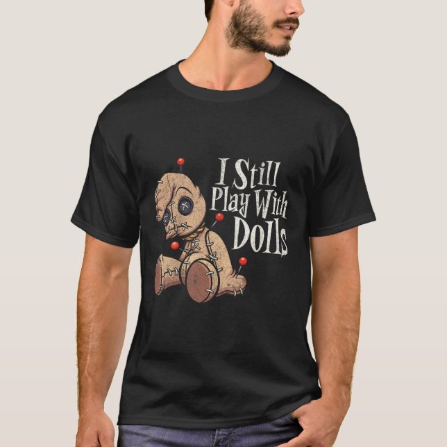 Camiseta Eu Ainda Brinco Com Bonecas, Boneca Voodoo Pinos E (Frente)