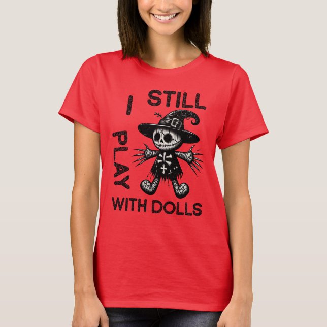 Camiseta Eu Ainda Brinco Com Bonecas, Dia de as Bruxas engr (Frente)