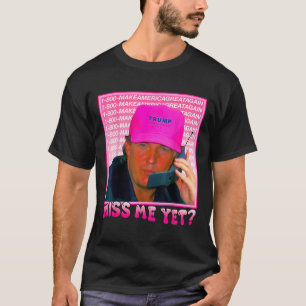 Camiseta Eu Ainda Donald Trump 2024 Segurando Telefone Rosa