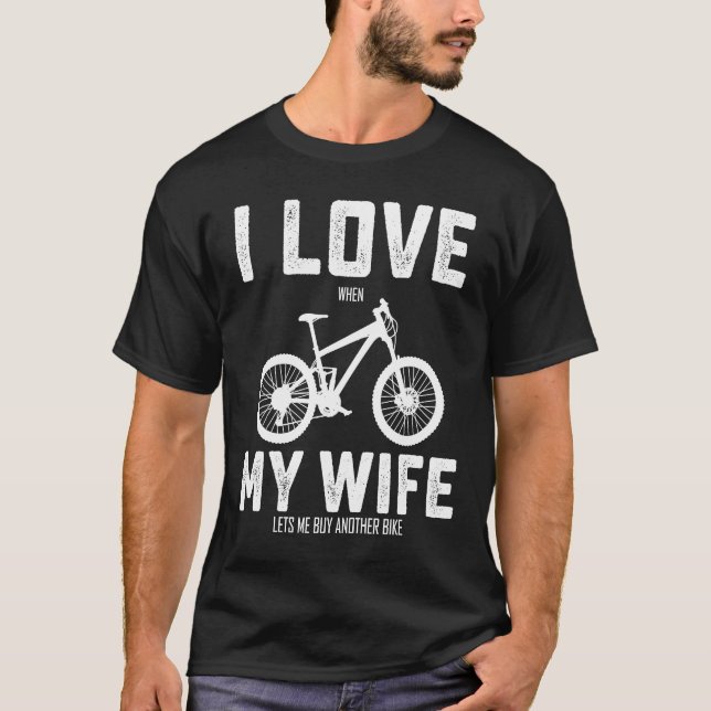 Camiseta Eu Amo A Minha Esposa Quando Ela Me Deixa Comprar  (Frente)