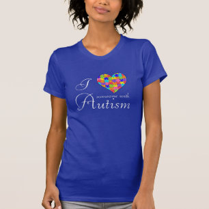 Camiseta "Eu amo alguém com partes de coração do autismo