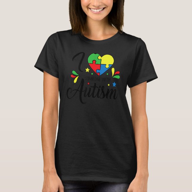 Camiseta Eu Amo Alguém com Roupa de Conscientização sobre A (Frente)